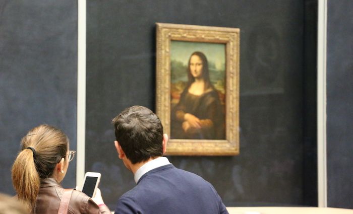 visitors seeing the Mona Lisa Paris Louvre La Gioconda Leonardo da Vinci